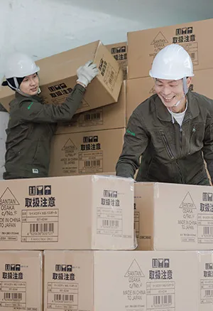 写真：段ボール整理中の社員たち