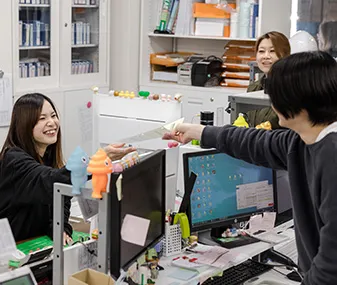 写真：談笑中の社員たち