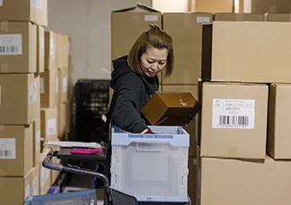 写真：荷物誠意中の社員