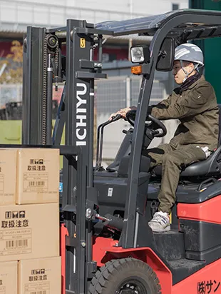 写真：フォークリフト操作中の社員
