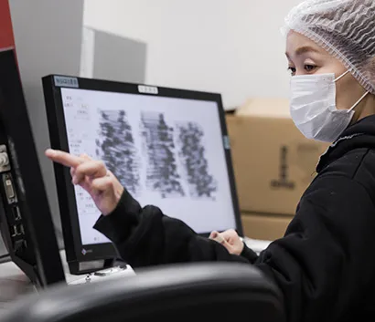 写真：事務作業中の社員