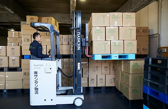 写真：入庫作業中の社員