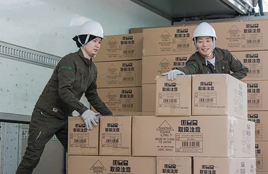 写真：入庫作業中の社員