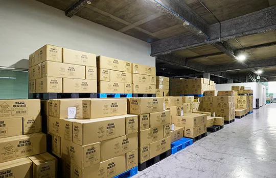 写真：入庫作業中の社員