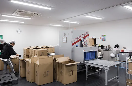 写真：検品・検査中の社員
