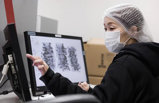 写真：検品・検査中の社員