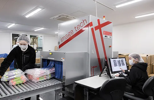 写真：検品・検査中の社員