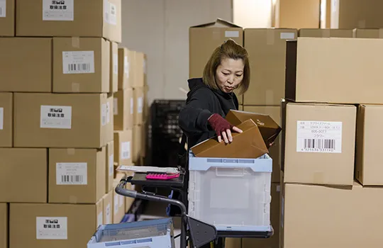 写真：出庫中の社員