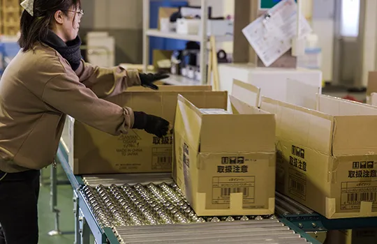 写真：出庫中の社員