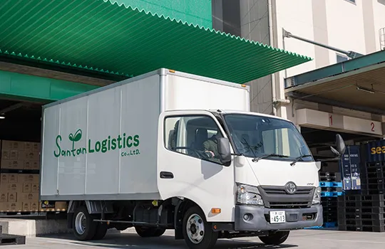 写真：出荷・配送中の社員